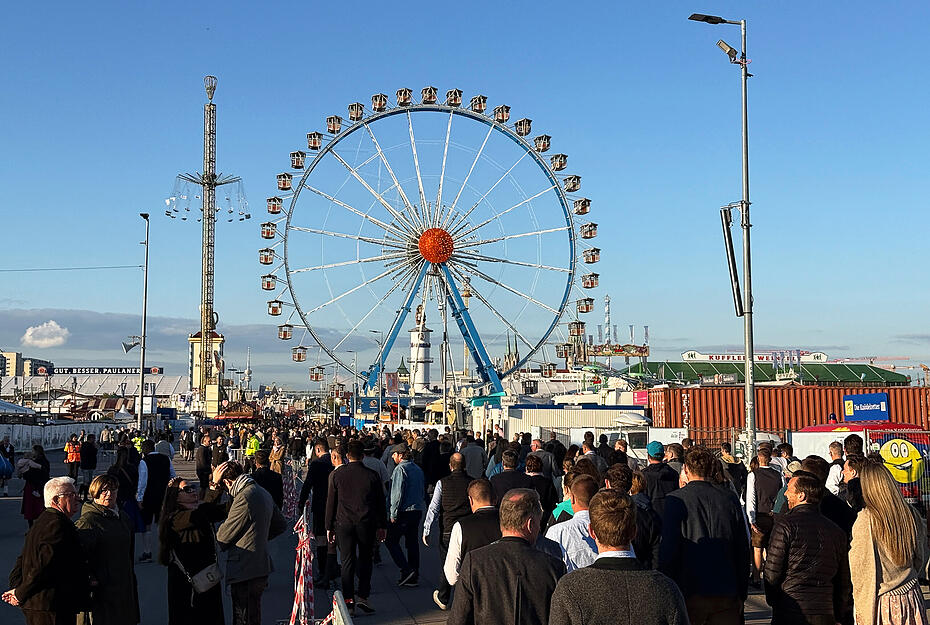 Nach der Schließung wegen einer Bombendrohung öffnete das Münchner Oktoberfest wieder.