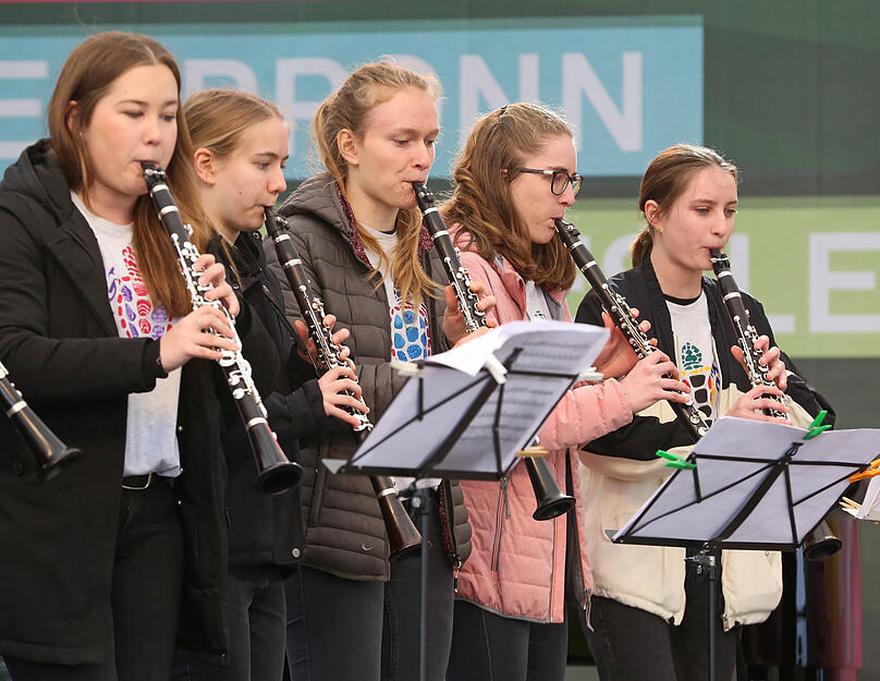 Blasmusik im Regen auf der Buga