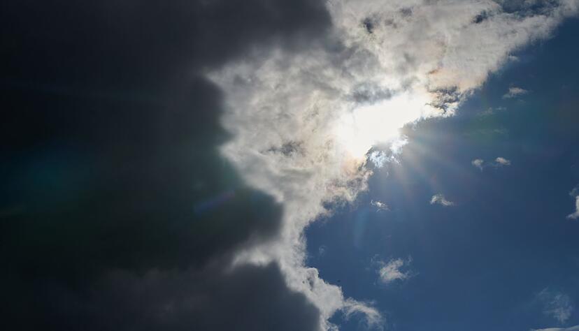 Die Sonne kommt hinter Regenwolken hervor am Wochenende. Die Sonne kommt hinter Regenwolken hervor am Wochenende.