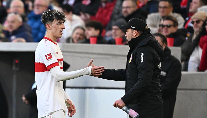 Stuttgarts Ameen Al-Dakhil (l.) wurde gegen Gladbach am Samstag angeschlagen ausgewechselt.