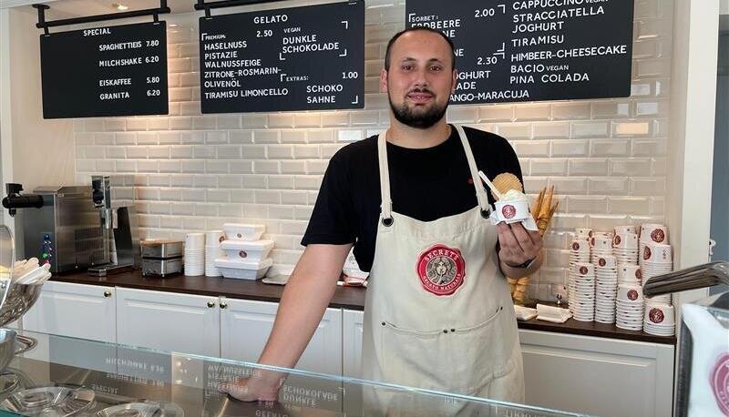 Das "Secrets Gelato Naturale" ist ein echtes Familienunternehmen: Neffe Samuel Tozman verkauft täglich das wohl beste Eis in Heilbronn – zumindest laut Google-Ranking. Das "Secrets Gelato Naturale" ist ein echtes Familienunternehmen: Neffe Samuel Tozman verkauft täglich das wohl beste Eis in Heilbronn – zumindest laut Google-Ranking.
