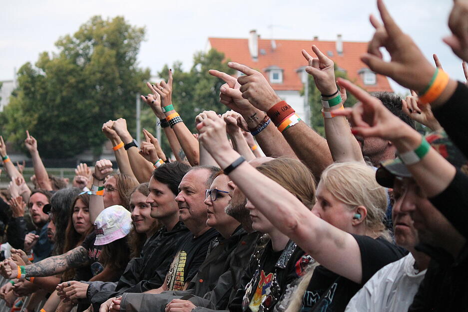Etliche Fans warteten im Regen auf das Konzert der Metal-Band Iron Maiden in Stuttgart.