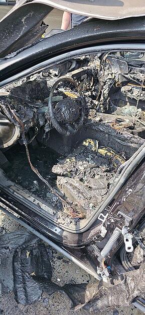 Das Auto an der Aral-Tankstelle in Neckarsulm ist v&ouml;llig ausgebrannt. Die Feuerwehr war zum L&ouml;schen des Brands im Einsatz.