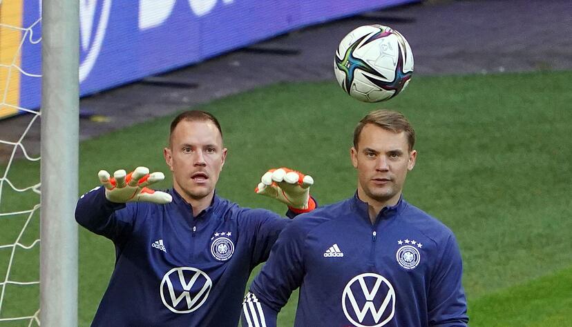 Marc-Andr&eacute; ter Stegen (l) stand immer im Schatten von Manuel Neuer. (Archivbild)