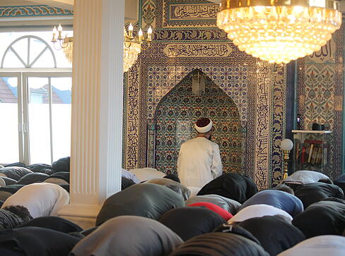 Imam Abdulkadir Avci betet vor der Gemeinde der Heilbronner Fatih Moschee das Festtagsgebet zum Ramadanfest. Imam Abdulkadir Avci betet vor der Gemeinde der Heilbronner Fatih Moschee das Festtagsgebet zum Ramadanfest.