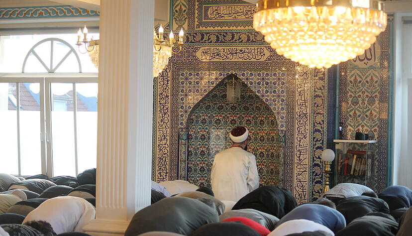 Imam Abdulkadir Avci betet vor der Gemeinde der Heilbronner Fatih Moschee das Festtagsgebet zum Ramadanfest.