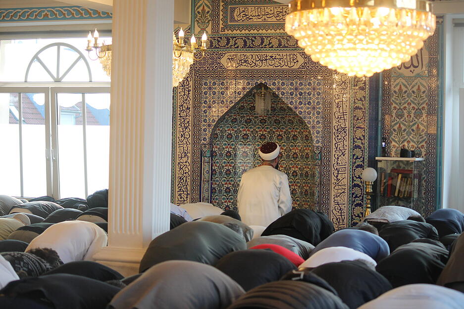 Imam Abdulkadir Avci betet vor der Gemeinde der Heilbronner Fatih Moschee das Festtagsgebet zum Ramadanfest.