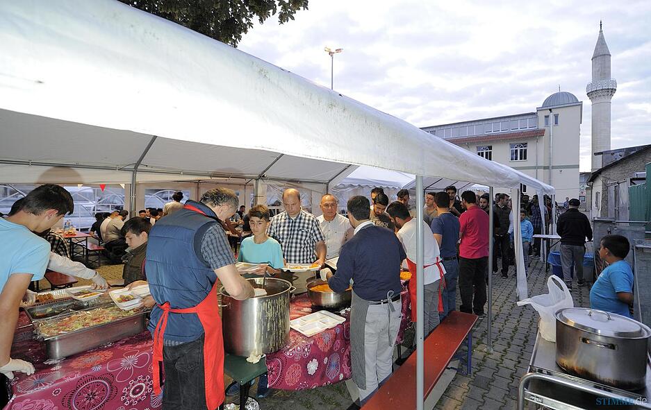 Fastenbrechen in Fatih-Moschee Heilbronn Fastenbrechen in Fatih-Moschee Heilbronn