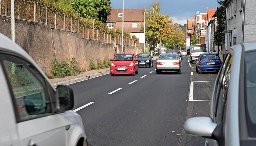 16 Minuten dauerte der Streifzug durch Klingenberg von Oberb&uuml;rgermeister Harry Mergel, danach hatten die B&uuml;rger das Wort.
Foto: Mario Berger