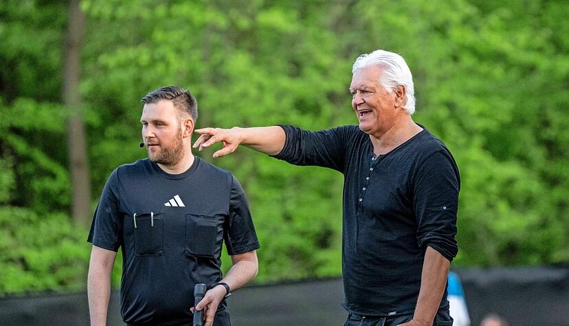 Uwe Rapolder gibt Anweisungen. Sp&auml;ter hat er Stress mit dem Schiedsrichter-Assistenten.