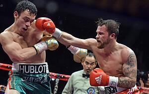 Seinen bisher letzten ernstzunehmenden Profikampf verlor Dominik Britsch (re.) im Dezember 2016 in Mexiko gegen Julio Cesar Chavez jr.
Foto: Archiv/dpa Seinen bisher letzten ernstzunehmenden Profikampf verlor Dominik Britsch (re.) im Dezember 2016 in Mexiko gegen Julio Cesar Chavez jr.
Foto: Archiv/dpa