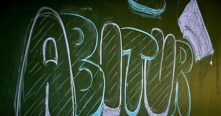 «Abitur» steht auf einer Tafel im Klassenzimmer eines Gymnasiums.
