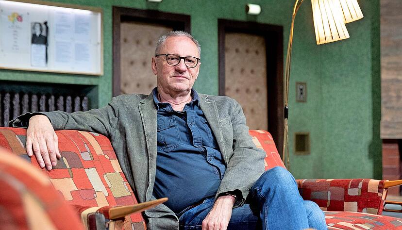 "D&uuml;rrenmatt spielt mit den Elementen der Kom&ouml;die, um dem St&uuml;ck dann eine Wendung ins Bitterb&ouml;se zu geben": Axel Vornam im B&uuml;hnenbild zu "Die Physiker" im Gro&szlig;en Haus des Heilbronner Theaters.
Foto: Andreas Veigel