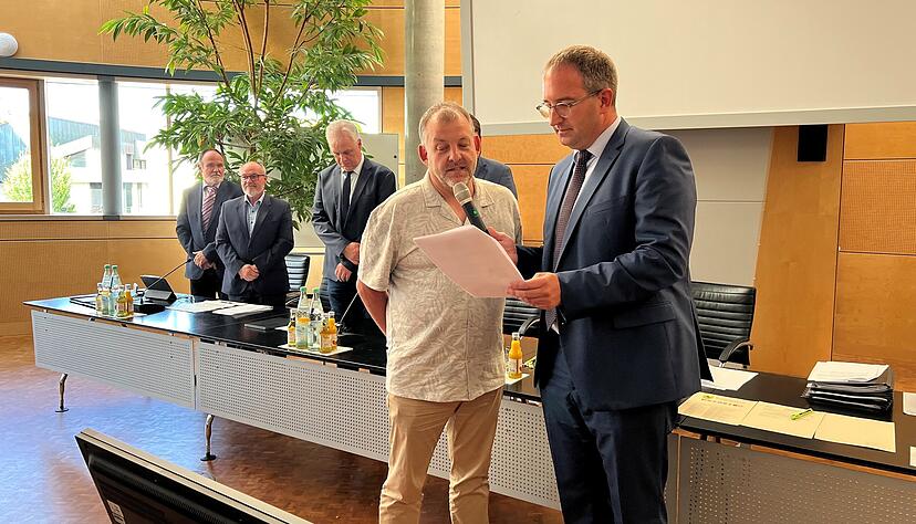 Der neue Gemeinderat der Stadt Bad Rappenau hat sich am 11. Juli 2024 konstituiert. Stimmenkönig Rüdiger Winter hat den Eid gesprochen, stellvertretend für die insgesamt 37 neuen oder wiedergewählten Stadträtinnen und Stadträte. Der neue Gemeinderat der Stadt Bad Rappenau hat sich am 11. Juli 2024 konstituiert. Stimmenkönig Rüdiger Winter hat den Eid gesprochen, stellvertretend für die insgesamt 37 neuen oder wiedergewählten Stadträtinnen und Stadträte.