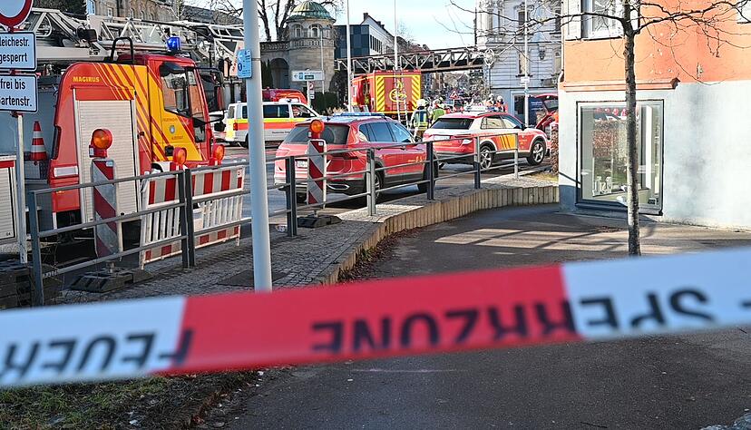 Rettungskr&auml;fte, Feuerwehren und Polizei sind im Einsatz.