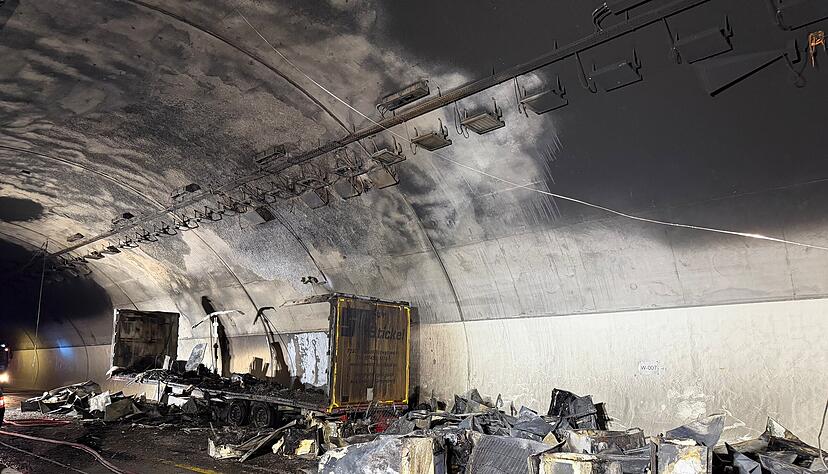 Der Brand im Engelbergtunnel hinterlie&szlig; auch an der Architektur des Durchgangs Sch&auml;den.