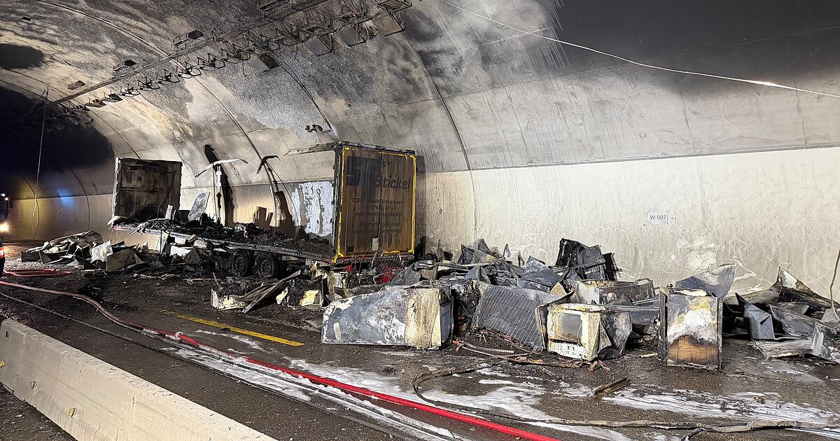 Firefighters after fire in the Engelberg Tunnel: 