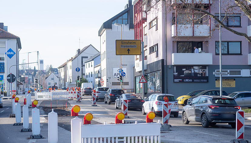 Die Autos stauen sich in der B&ouml;ckinger Wilhelm-Leuschner-Stra&szlig;e. Gearbeitet wird an der Baustelle im Moment aber nicht.