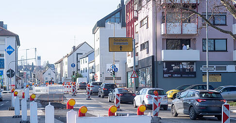 Die Autos stauen sich in der B&ouml;ckinger Wilhelm-Leuschner-Stra&szlig;e. Gearbeitet wird an der Baustelle im Moment aber nicht.