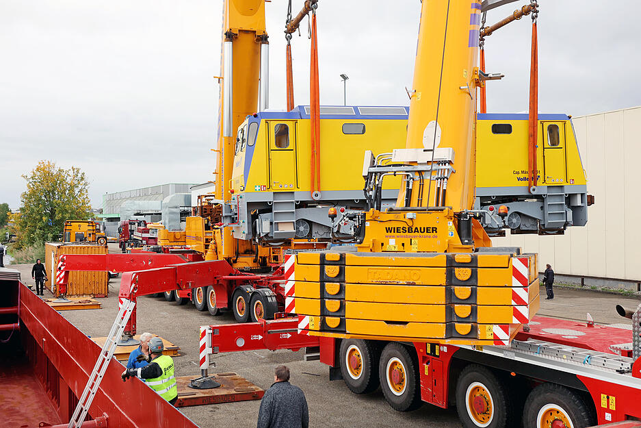 Die Lokomotive steht in der Luft und wird in die "Res Nova" verfrachtet.
