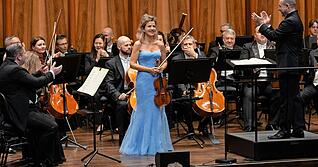 Konzertiert erstmals mit den W&uuml;rth Philharmonikern unter Claudio Vandelli: eine raumf&uuml;llende, virtuose Anne-Sophie Mutter im Carmen-W&uuml;rth-Forum.