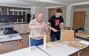 Olivier Hamaide von der Haustechnik und Steffen Gauch (rechts) schrauben die M&ouml;bel f&uuml;r die K&uuml;chen in den acht Wohngruppen zusammen .