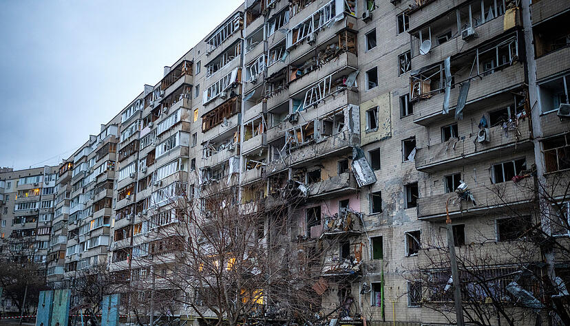 Blick auf ein nach einem Raketenangriff beschädigtes Wohnhaus. Foto: dpa Blick auf ein nach einem Raketenangriff beschädigtes Wohnhaus. Foto: dpa