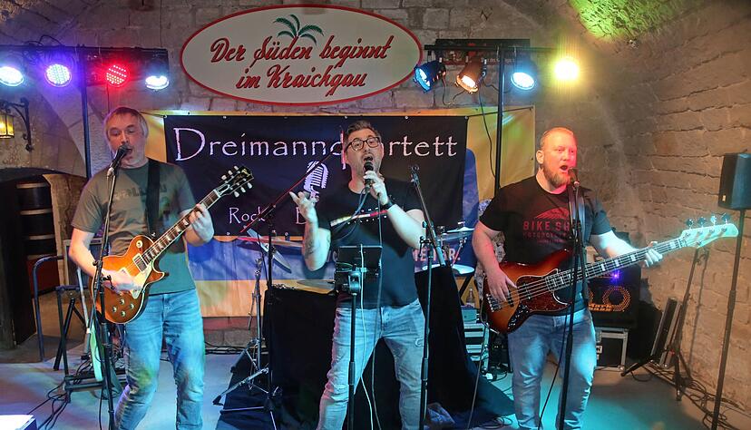 Die Gruppe Dreimannquartett füllte bei der Eppinger Kneipennacht den Ahnenkeller mit Musik.