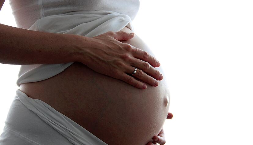 Dass Frauen mit Endometriose schwerer schwanger werden, hat unterschiedliche Gr&uuml;nde.