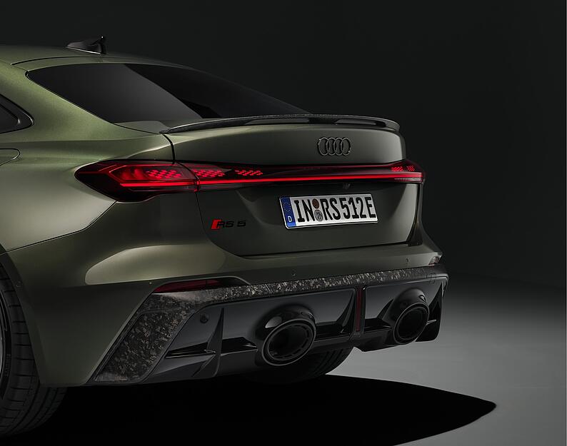 Das Heck ist die Schokoladenseite der neuen RS 5-Modelle. Die beiden dicken Endrohre sind weiter in die Mitte gewandert, bei der Limousine thront auf dem Kofferraumdeckel ein kleiner Spoiler.