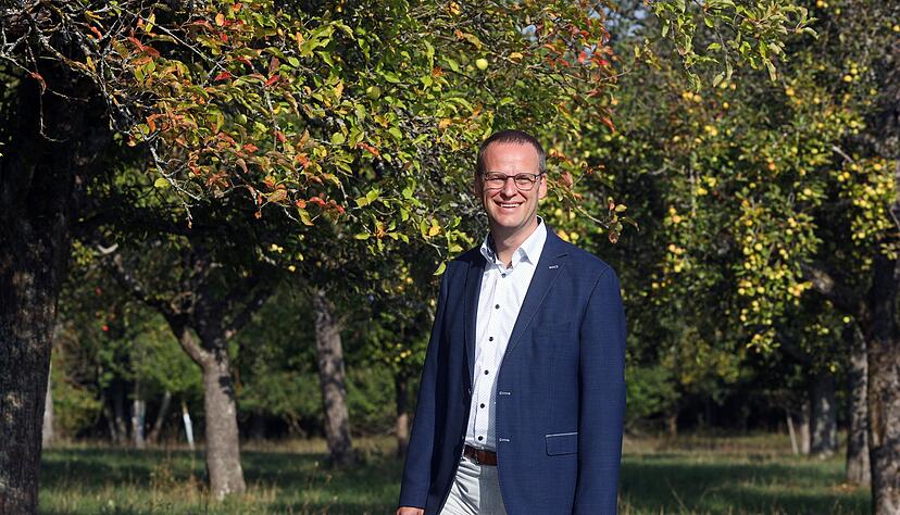 Ende 2018 wurde Bürgermeister Thomas Vogl für seine dritte Amtszeit bestätigt. Vom Arbeitsalltag erholt er sich gerne auf seiner Streuobstwiese.
Foto: Ralf Seidel Ende 2018 wurde Bürgermeister Thomas Vogl für seine dritte Amtszeit bestätigt. Vom Arbeitsalltag erholt er sich gerne auf seiner Streuobstwiese.
Foto: Ralf Seidel