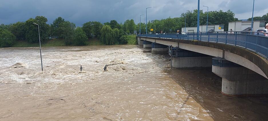 Auch in der Stadt Heilbronn sind die Auswirkungen des Dauerregens zu sehen. Der Neckar f&uuml;hrt am 2. Juni 2024 viel Wasser.