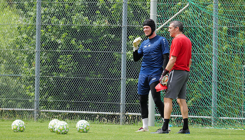 Nico Purtscher im Gespr&auml;ch mit Torwarttrainer Uwe Liebenstein.