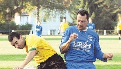 Körperkontakt: Heiko Daub (links) vom SV Gemmingen hat es hier mit Bert Rembert vom TSV Waldangelloch zu tun - eher auf die rustikale Art. Nach dem ersten Punkt in dieser Saison wollen Daub Co. nun nachlegen.Foto: Klaus Krüger