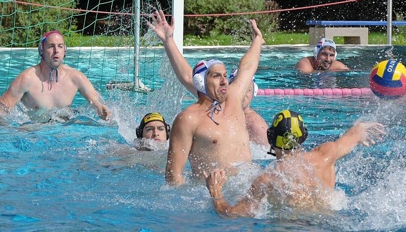 Viel Verkehr vor dem Tor der SSG Heilbronn um Keeper Michael Geiger (links) im Finale, als Linus Orszulik (vorne) vom Team Intim abzieht. Viel Verkehr vor dem Tor der SSG Heilbronn um Keeper Michael Geiger (links) im Finale, als Linus Orszulik (vorne) vom Team Intim abzieht.