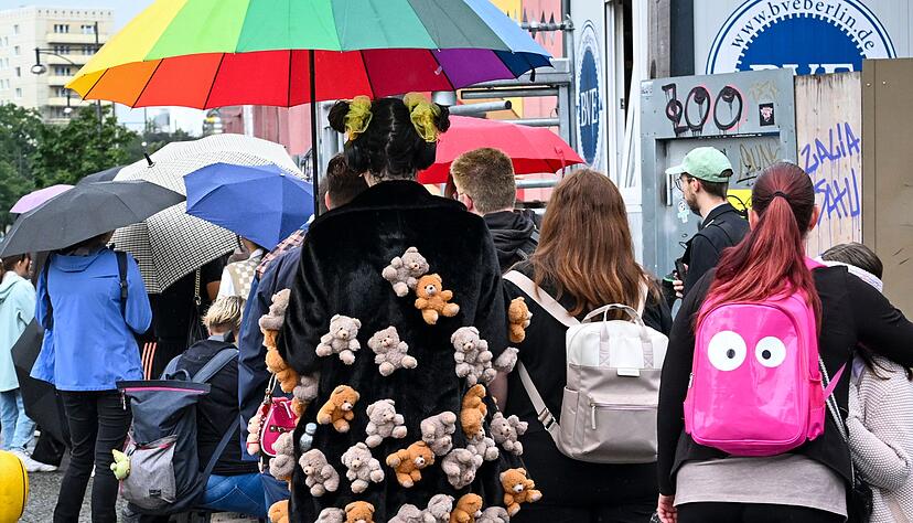 Viele Menschen harrten vor dem Einkaufszentrum aus.
