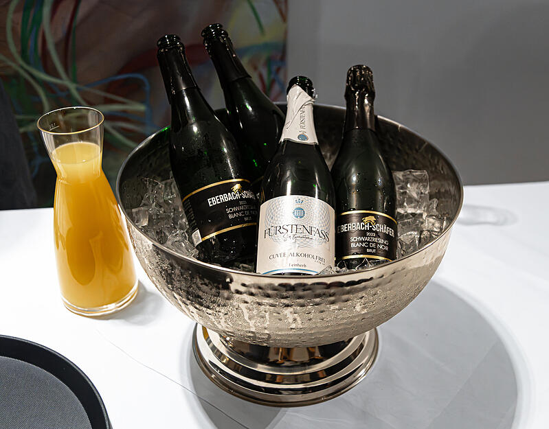 Natürlich gab es auch Sekt – mit und ohne Alkohol. Natürlich gab es auch Sekt – mit und ohne Alkohol.
