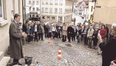 Große Resonanz: Vor rund 100 Menschen begrüßte Bürgermeister Claus Brechter die jüdischen Angehörigen der Familie Baer.Fotos: Adrian Hoffmann