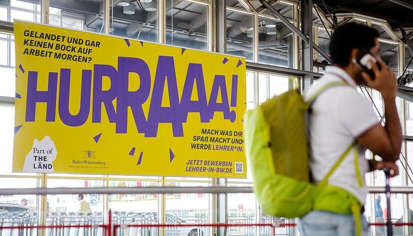 Ein Werbeplakat für den Beruf des Lehrers hängt am Flughafen in Stuttgart. Ein Werbeplakat für den Beruf des Lehrers hängt am Flughafen in Stuttgart.