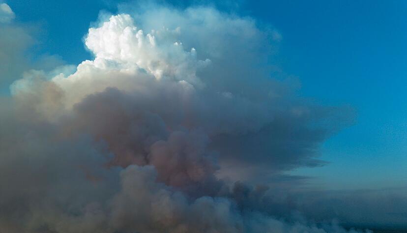 Ein Wohnheim in der Nähe ist bedroht und wird evakuiert. Ein Wohnheim in der Nähe ist bedroht und wird evakuiert.
