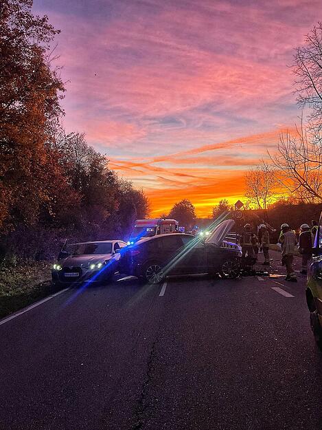 Gegen 6:30 Uhr hat es zwischen Biberach und Neckargartach gekracht. Die Feuerwehr Heilbronn war nach dem Frontalcrash vor Ort.