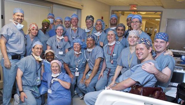 Das Chirurgenteam nach der 20-st&uuml;ndigen Operation.