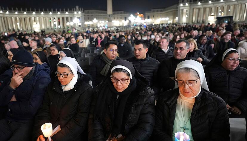 Unter den Gl&auml;ubigen auf dem Petersplatz, die f&uuml;r Papst Franziskus beteten, waren auch zahlreiche Nonnen.