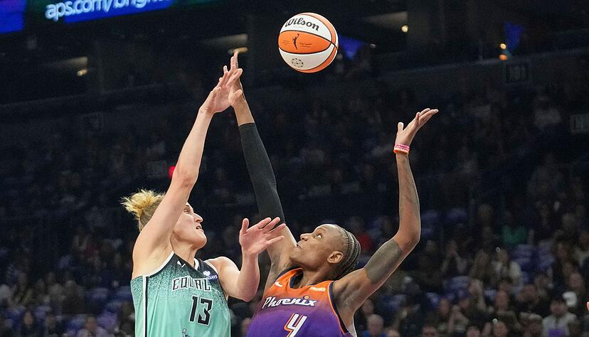 Fiebich (links) holte am Ende einen wichtigen Rebound und gewann das erste Playoff-Spiel mit den New York Liberty. Fiebich (links) holte am Ende einen wichtigen Rebound und gewann das erste Playoff-Spiel mit den New York Liberty.
