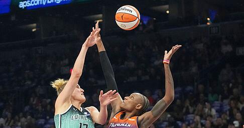 Fiebich (links) holte am Ende einen wichtigen Rebound und gewann das erste Playoff-Spiel mit den New York Liberty.