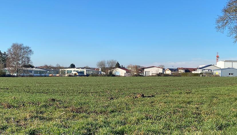 Noch ist im Peters&auml;cker II nichts zu sehen. 2027 will das Unternehmen Mann & Schr&ouml;der am Siegelsbacher Ortsrand ein gro&szlig;es Logistikgeb&auml;ude bauen.