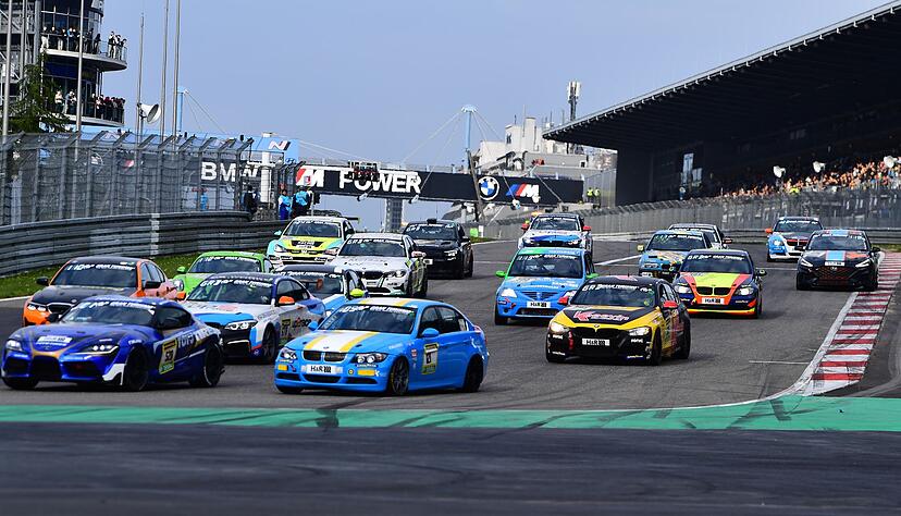 Auf dem N&uuml;rburgring gab es nach dem Start einen schweren Unfall mit mehreren Autos.