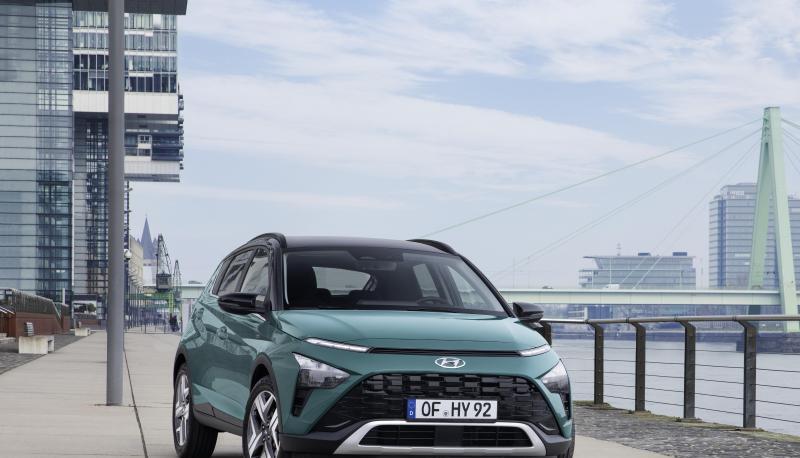 Neben der SUV-typischen hohen Sitzposition bietet der Hyundai Bayon mit seinen 4,18 Metern L&auml;nge und 2,58 Metern Radstand &uuml;berraschend viel Platz.