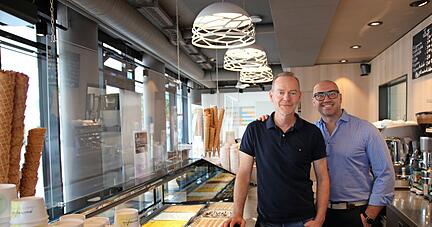 Simon Schmidt (links) und Alessio Covato in der Primafila Eismanufaktur im Heilbronner Marrahaus. Foto: Lisa Reiff
