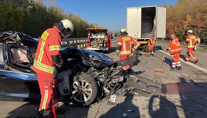 Auf der A81 bei Neuenstadt am Kocher prallte am Montag ein Auto auf einen Lkw.